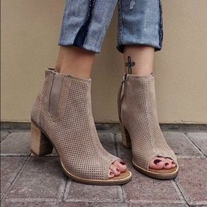 Toms MAJORCA open toe booties